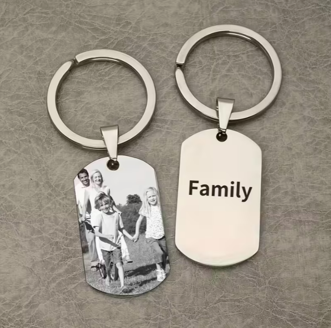 Personalizuotas raktų pakabukas su nuotrauka ir tekstu – šuns ženklo stiliaus