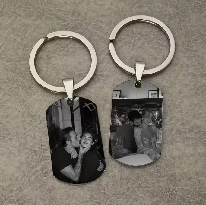 Personalizuotas raktų pakabukas su nuotrauka ir tekstu – šuns ženklo stiliaus