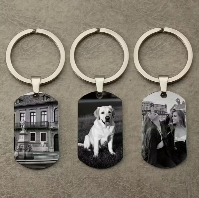 Personalizuotas raktų pakabukas su nuotrauka ir tekstu – šuns ženklo stiliaus