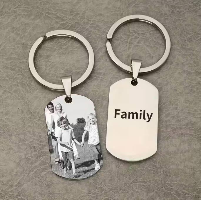 Personalizuotas raktų pakabukas su nuotrauka ir tekstu – šuns ženklo stiliaus