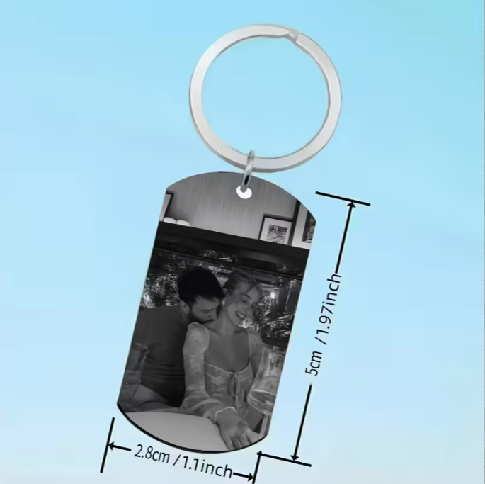 Personalizuotas raktų pakabukas su nuotrauka ir tekstu – šuns ženklo stiliaus